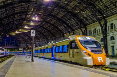 BARCELONA, İspanya, 24 Ekim 2014: Barcelona Franca tren istasyonunun içi