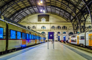 BARCELONA, İspanya, 24 Ekim 2014: Barcelona Franca tren istasyonunun içi