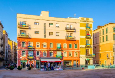 BARCELONA, SPAIN, ECTOBER 25. 2014: İspanya 'nın Barselona kentindeki Poeta Bosca Sarayı' nda insanlar geziniyor