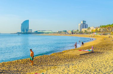 BARCELONA, İspanya, 25 Ekim 2014: Barcelona İspanya 'daki Barceloneta plajı manzarası