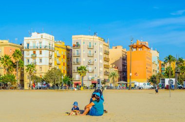 BARCELONA, İspanya, 25 Ekim 2014: Anne ve çocuğu Barcelona, İspanya 'da Barceloneta plajında