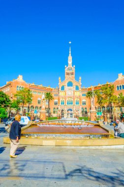 BARCELONA, İspanya, 26 Ekim 2014: İspanya 'nın Barcelona kentindeki Santa Creu i Sant Pau Hastanesi' ne giden bir caddenin görüntüsü.