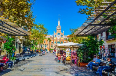 BARCELONA, İspanya, 26 Ekim 2014: İspanya 'nın Barcelona kentindeki Santa Creu i Sant Pau Hastanesi' ne giden bir caddenin görüntüsü.