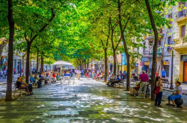 BARCELONA, SPAIN, ECTOBER 26 Ekim 2014: Barcelona 'daki la rambla caddesinde insanlar geziniyor.