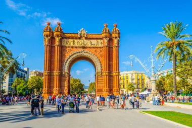 BARCELONA, SPAIN, ECTOBER 26 Ekim 2014: İnsanlar İspanya 'nın Barcelona kentindeki Ciutadella Parkı ile zafer kemeri arasında bir ara sokakta geziniyorlar.