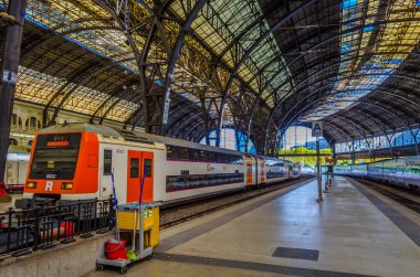 BARCELONA, İspanya, 26 Ekim 2014: Barcelona Franca tren istasyonunun içi