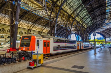 BARCELONA, İspanya, 26 Ekim 2014: Barcelona Franca tren istasyonunun içi