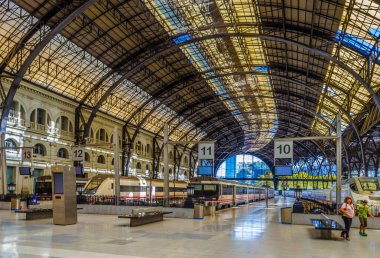 BARCELONA, İspanya, 26 Ekim 2014: Barcelona Franca tren istasyonunun içi