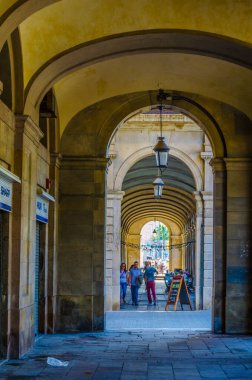 BARCELONA, İspanya, 26 Ekim 2014: İspanya 'nın Barcelona kentindeki Placa Reial' da bir atari salonu manzarası.