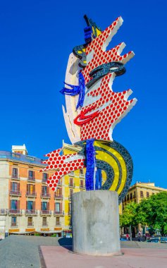 BARCELONA, İspanya, 26 Ekim 2014: İnsanlar İspanya 'daki Cara de Barcelona heykelinin önünde yürüyorlar