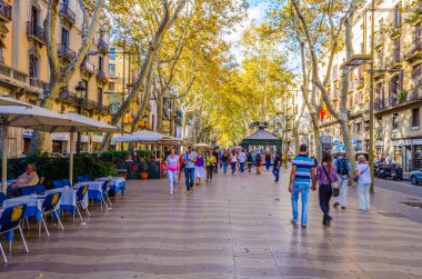 BARCELONA, SPAIN, ECTOBER 26 Ekim 2014: Barcelona 'daki la rambla caddesinde insanlar geziniyor.