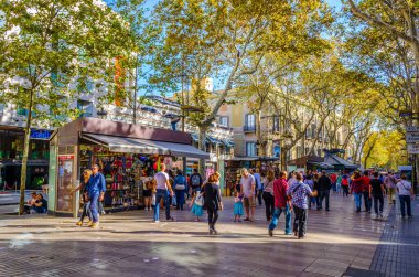 BARCELONA, SPAIN, ECTOBER 26 Ekim 2014: Barcelona 'daki la rambla caddesinde insanlar geziniyor.