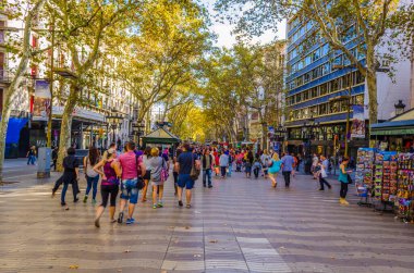 BARCELONA, SPAIN, ECTOBER 26 Ekim 2014: Barcelona 'daki la rambla caddesinde insanlar geziniyor.