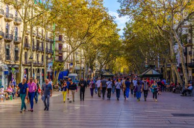 BARCELONA, SPAIN, ECTOBER 26 Ekim 2014: Barcelona 'daki la rambla caddesinde insanlar geziniyor.