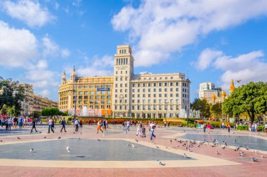 BARCELONA, İspanya, ECTOBER 26 Ekim 2014: Barcelona 'daki Placa de Catalunya Meydanı' nda insanlar geziniyor.