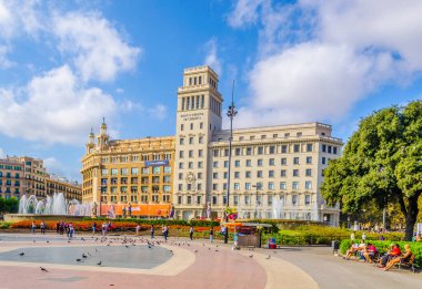 BARCELONA, İspanya, ECTOBER 26 Ekim 2014: Barcelona 'daki Placa de Catalunya Meydanı' nda insanlar geziniyor.