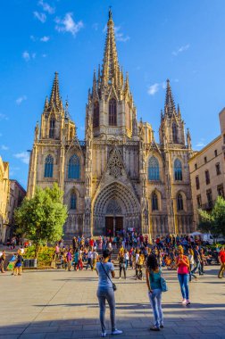 BARCELONA, İspanya, ECTOBER 26 Ekim 2014: İnsanlar İspanya 'nın Barselona kentindeki katedralin önünden geçiyor.