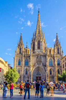 BARCELONA, İspanya, ECTOBER 26 Ekim 2014: İnsanlar İspanya 'nın Barselona kentindeki katedralin önünden geçiyor.