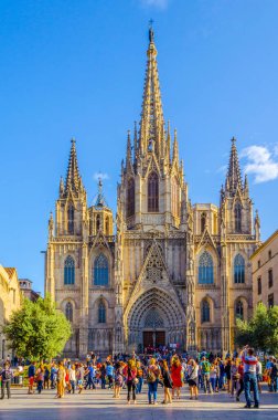 BARCELONA, İspanya, ECTOBER 26 Ekim 2014: İnsanlar İspanya 'nın Barselona kentindeki katedralin önünden geçiyor.