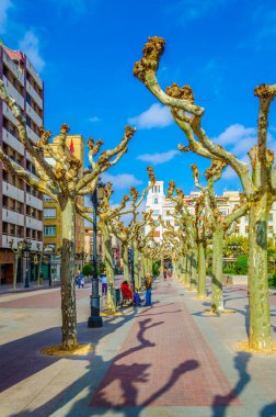 LOGRONO, İspanya, ECTOBER 27 Ekim 2014: İnsanlar Logrono 'da bir sokakta geziniyor.