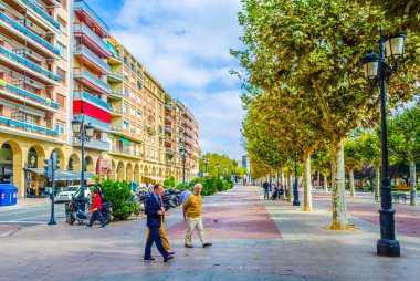 LOGRONO, İspanya, ECTOBER 27 Ekim 2014: İnsanlar Logrono 'da bir sokakta geziniyor.
