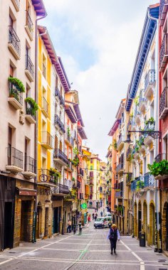 PAMPLONA, SPAIN, ECTOBER 28 Ekim 2014: İnsanlar Pamplona, İspanya 'da bir sokakta geziniyorlar