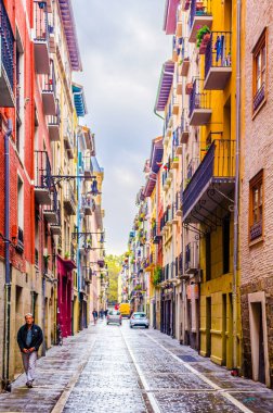 PAMPLONA, SPAIN, ECTOBER 28 Ekim 2014: İnsanlar Pamplona, İspanya 'da bir sokakta geziniyorlar