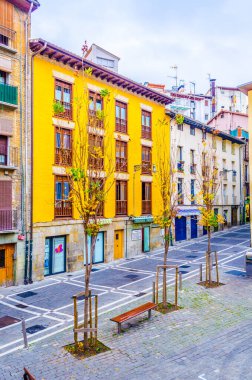 PAMPLONA, SPAIN, ECTOBER 28 Ekim 2014: İnsanlar Pamplona, İspanya 'da bir sokakta geziniyorlar