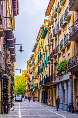 PAMPLONA, SPAIN, ECTOBER 28 Ekim 2014: İnsanlar Pamplona, İspanya 'da bir sokakta geziniyorlar