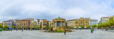 PAMPLONA, SPAIN, ECTOBER 28, 2014: Plaza del Castillo İspanya 'nın Pamplona kentinde