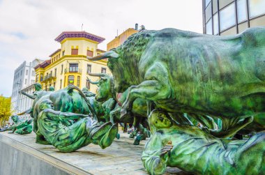 PAMPLONA, SPAIN, ECTOBER 28, 2014: İspanya 'nın Pamplona kentindeki boğaların önünde koşan insanları resmeden Encierro heykeli