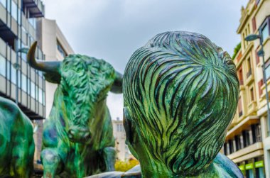 PAMPLONA, SPAIN, ECTOBER 28, 2014: İspanya 'nın Pamplona kentindeki boğaların önünde koşan insanları resmeden Encierro heykeli