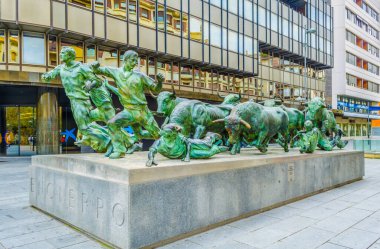 PAMPLONA, SPAIN, ECTOBER 28, 2014: İspanya 'nın Pamplona kentindeki boğaların önünde koşan insanları resmeden Encierro heykeli