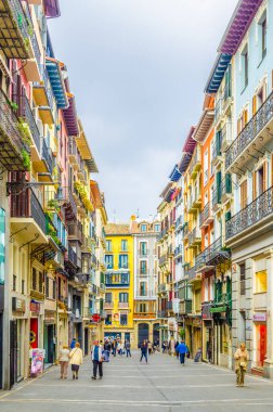 PAMPLONA, SPAIN, ECTOBER 28 Ekim 2014: İnsanlar Pamplona, İspanya 'da bir sokakta geziniyorlar