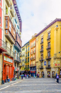 PAMPLONA, SPAIN, ECTOBER 28 Ekim 2014: İnsanlar Pamplona, İspanya 'da bir sokakta geziniyorlar