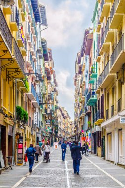 PAMPLONA, SPAIN, ECTOBER 28 Ekim 2014: İnsanlar Pamplona, İspanya 'da bir sokakta geziniyorlar