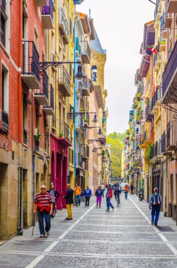 PAMPLONA, SPAIN, ECTOBER 28 Ekim 2014: İnsanlar Pamplona, İspanya 'da bir sokakta geziniyorlar