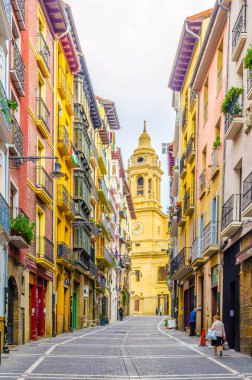 PAMPLONA, SPAIN, ECTOBER 28 Ekim 2014: İnsanlar Pamplona, İspanya 'da bir sokakta geziniyorlar