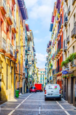 PAMPLONA, SPAIN, ECTOBER 28 Ekim 2014: İnsanlar Pamplona, İspanya 'da bir sokakta geziniyorlar