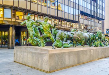 PAMPLONA, SPAIN, ECTOBER 28, 2014: İspanya 'nın Pamplona kentindeki boğaların önünde koşan insanları resmeden Encierro heykeli