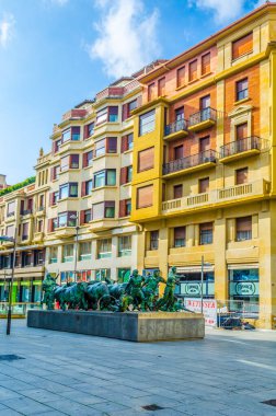 PAMPLONA, SPAIN, ECTOBER 28, 2014: İspanya 'nın Pamplona kentindeki boğaların önünde koşan insanları resmeden Encierro heykeli