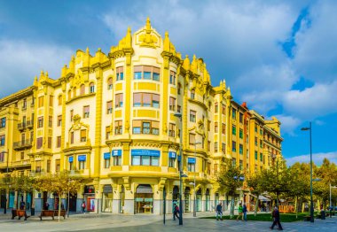 PAMPLONA, SPAIN, ECTOBER 28 Ekim 2014: İnsanlar Pamplona, İspanya 'da bir sokakta geziniyorlar
