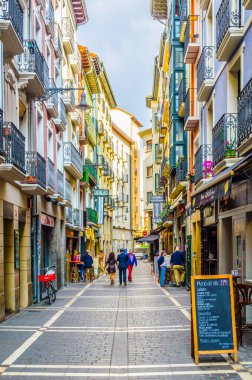 PAMPLONA, SPAIN, ECTOBER 28 Ekim 2014: İnsanlar Pamplona, İspanya 'da bir sokakta geziniyorlar