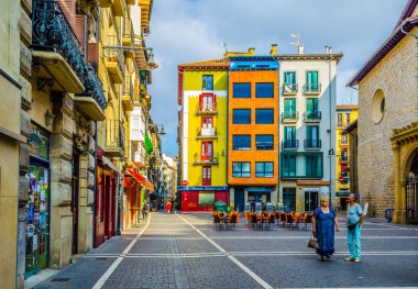 PAMPLONA, SPAIN, ECTOBER 28 Ekim 2014: İnsanlar Pamplona, İspanya 'da bir sokakta geziniyorlar