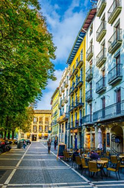 PAMPLONA, SPAIN, ECTOBER 28 Ekim 2014: İnsanlar Pamplona, İspanya 'da bir sokakta geziniyorlar