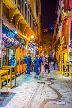 LOGRONO, İspanya, ECTOBER 28 Ekim 2014: İnsanlar gece boyunca Logrono 'da bir caddede yürüyorlar