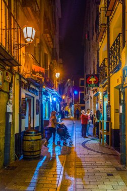 LOGRONO, İspanya, ECTOBER 28 Ekim 2014: İnsanlar gece boyunca Logrono 'da bir caddede yürüyorlar