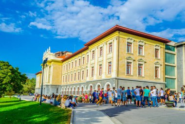 BILBAO, İspanya, Ekim 29, 2014: Öğrenciler Bilbao, İspanya Üniversitesi 'nin önünde oturuyorlar