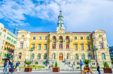 BILBAO, SPAIN, ECTOBER 29.2014: İspanya 'nın Bilbao kentindeki belediye binasının önünde insanlar geziniyor