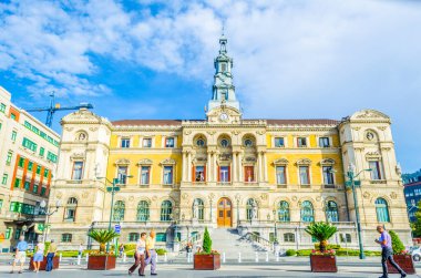 BILBAO, SPAIN, ECTOBER 29.2014: İspanya 'nın Bilbao kentindeki belediye binasının önünde insanlar geziniyor